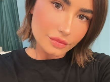 Demi Lovato flaunts her short hairstyle