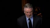 Promotores rebaixam acusação contra Alec Baldwin por morte no set de "Rust"