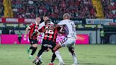 Alajuelense saca ventaja mínima ante Saprissa en un partido caótico | Teletica