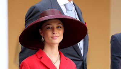 Todas las veces que Beatrice Borromeo ha sido la invitada perfecta vistiendo de rojo