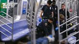 紐約遊民地鐵失控狂吼遭陸戰兵鎖喉亡！ 法醫認定「他殺」