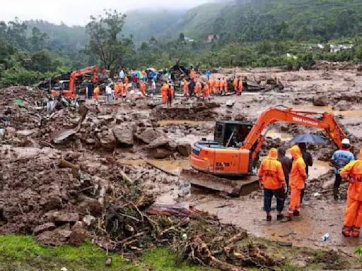 Aludes en la India dejan 93 muertos; todavía hay personas atrapadas en el lodo