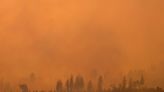 California y Canadá luchan contra incendios forestales sin control con miles de evacuados