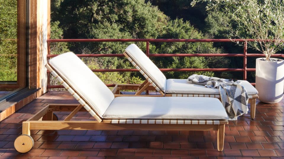 The 15 best pool lounge chairs, according to design experts
