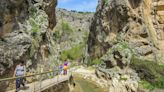 Una de las rutas más bonitas de Granada: pasarelas, puentes colgantes y pinturas rupestres en un maravilloso entorno natural