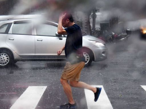 快訊／下班注意梅雨鋒面！4縣市「大雨特報」 雨勢越晚下越大