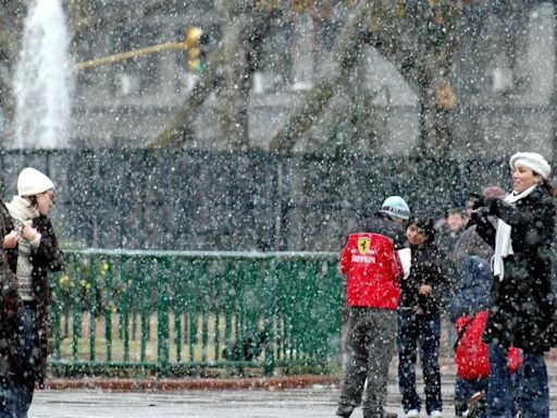 Cómo fue la última vez que nevó en CABA, un fenómeno “histórico”, según el Servicio Meteorológico Nacional