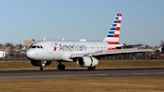 Un avión de American Airlines pierde un neumático durante el despegue y provoca chispas en la pista