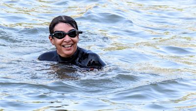 Anne Hidalgo piégée en direct : elle reçoit de l’eau croupie avant le lancement du triathlon dans la Seine