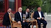 Vídeo: Líder da China abraça Putin, uma rara expressão de afeto que dá recado aos EUA; entenda