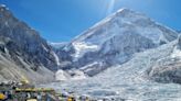 'Estamos presionando demasiado a la montaña': Nepal limita los permisos de escalada en el Everest