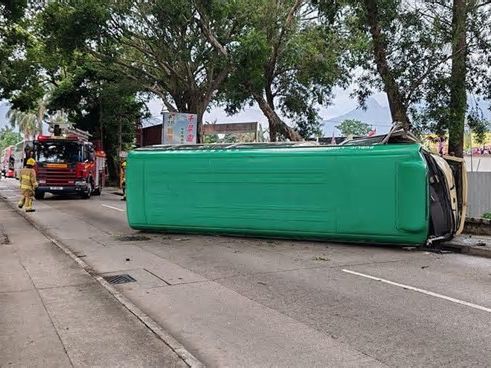 八鄉錦上路小巴撞翻側 6人輕傷 警拘不顧而去貨車司機 (19:33)