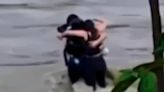 El impactante video que muestra el momento en que tres amigos se abrazan antes de ser arrastrados por las inundaciones en Italia
