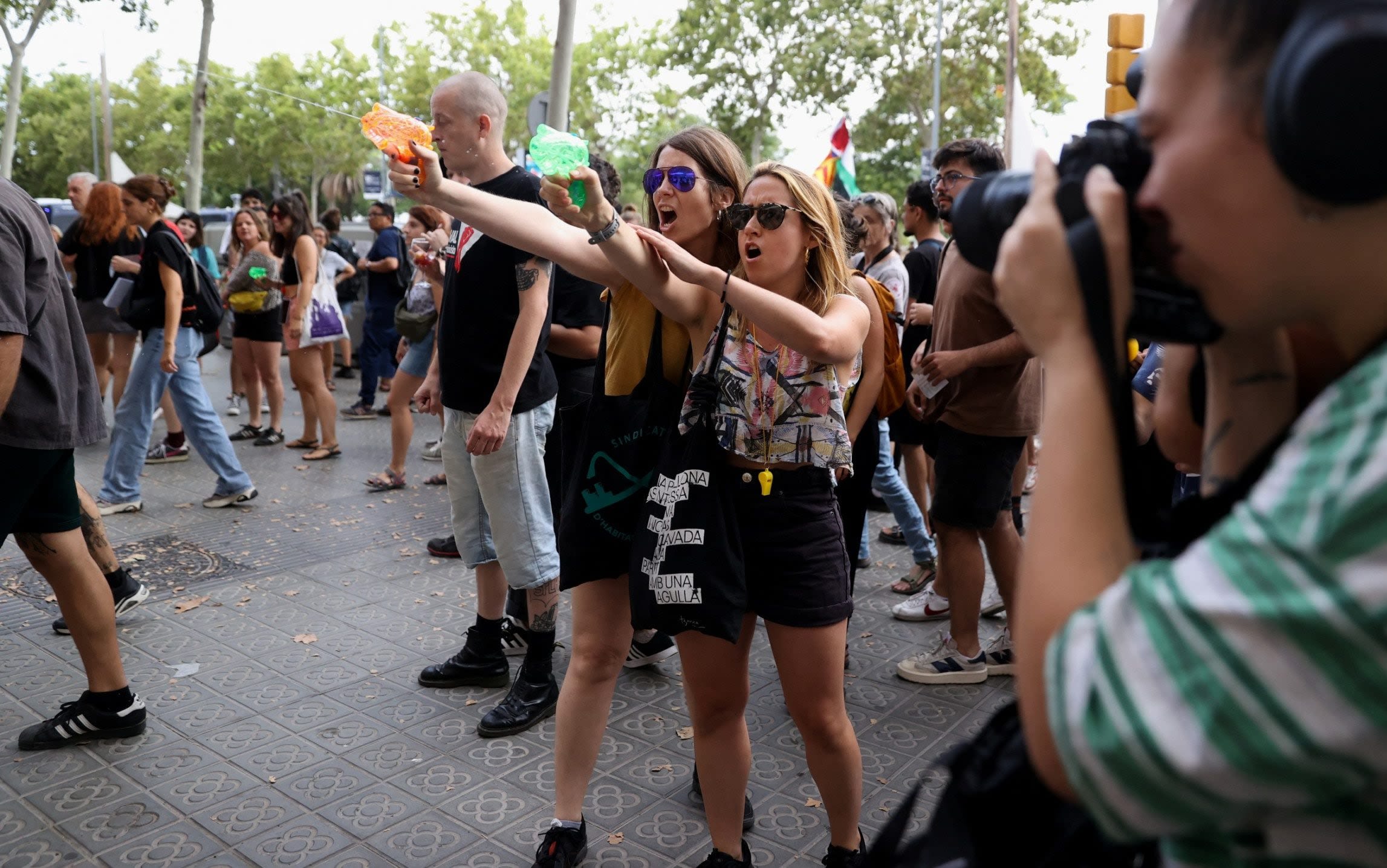 Watch: Protesters soak dining tourists with water pistols