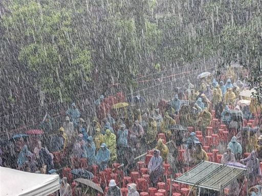 午後大雷雨！「青鳥」冒雨集結畫面曝光 卓榮泰：於心不忍