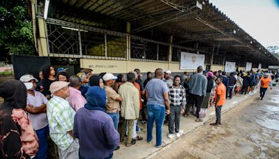 Mozambique vota en elecciones que podrían ampliar los 49 años de mandatos del partido en el gobierno