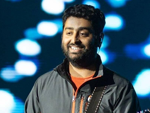 Arijit Singh Stops Performance To Apologise To Female Fan As Security Grabs Her By Neck During Concert, Netizens REACT