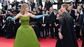 Fotos, risas ¡y hasta baile! Maya Hawke, hija de Uma Thurman, enamora en Cannes con su posado más divertido