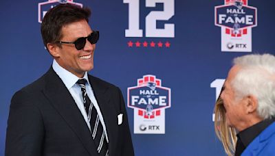 Tom Brady given ring before his Patriots induction by Robert Kraft