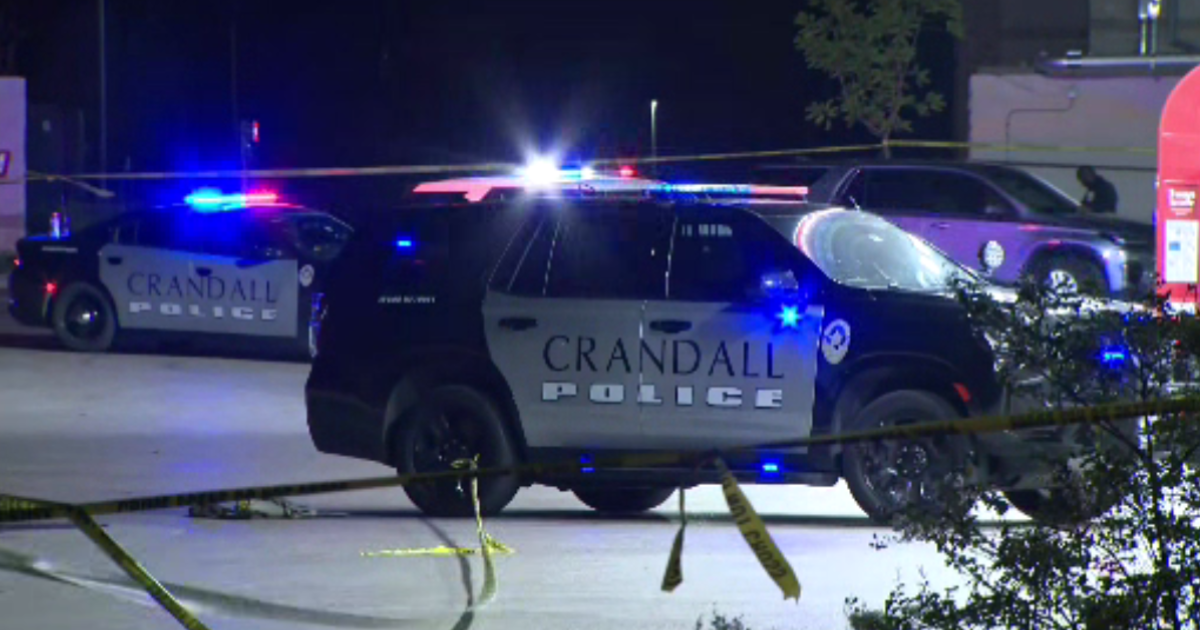 2 officers shot, suspect dead after shooting at Crandall convenience store