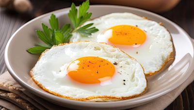 El truco para darle más sabor a tus huevos fritos con un ingrediente barato