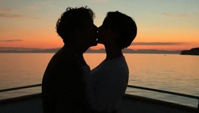 Christian Nodal y su esposa Ángela Aguilar protagonizan romántico beso en el escenario después de su luna de miel