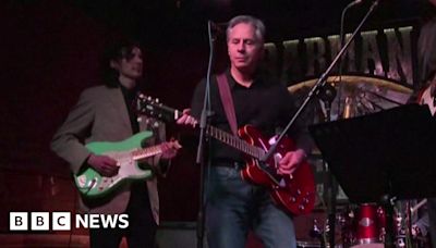 Antony Blinken plays guitar in basement bar on trip to Kyiv