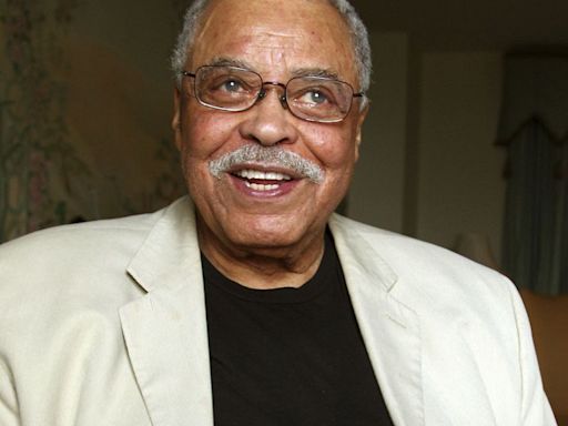 Muere James Earl Jones, actor que puso voz a Darth Vader en 'Star Wars' y a Mufasa en 'El Rey León'