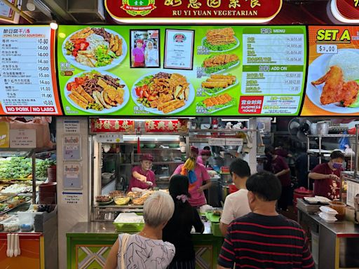 Ru Yi Yuan: Rude, stingy & unhygenic auntie has hour-long queue for vegetarian bee hoon