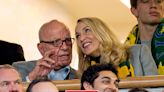 Jerry Hall entrega los papeles del divorcio a Rupert Murdock de esta manera tan inusual