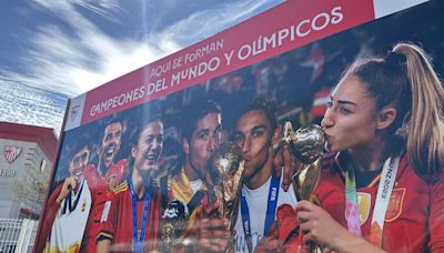 Vídeo | El Sevilla renueva su mural de campeones del mundo con Juanlu Sánchez y Olga Carmona