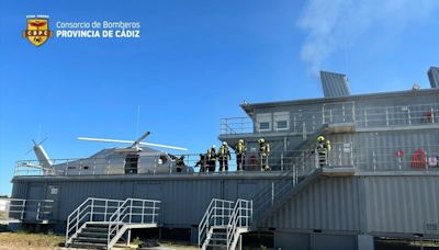 La Armada forma a 125 bomberos de la provincia de Cádiz en extinción de incendios en buques