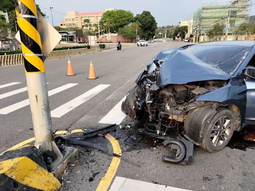 一家4口開車自撞路口分隔島 父不治3子女擦挫傷