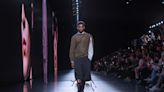 Dior Homme investiga en la herencia elegante de Yves Saint Laurent