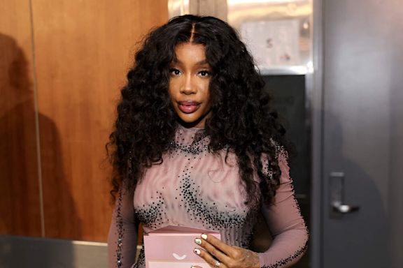 SZA's Alien Get-Up For "Hot Ones" Has Fans Confused! | 103 JAMZ | Papa Keith