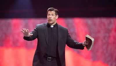 Father Mike Schmitz preaches repentance at Eucharistic Congress