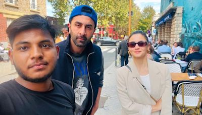 Alia Bhatt and Ranbir Kapoor enjoy a romantic vacation in Paris. See pic