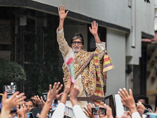 Amitabh Bachchan greets fans outside Jalsa in Mumbai on 82nd birthday. Watch