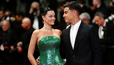 Oriana Sabatini y Paulo Dybala, ‘con un pie en el altar’, muestran sus anillos de boda