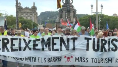 Unas 2.800 personas se manifiestan en Barcelona contra el turismo masificado