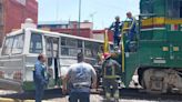 Tren impacta a un microbús de pasajeros en el centro de Tlalnepantla