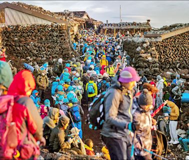 中英對照讀新聞》New 2,000 yen fee set to ascend Mt. Fuji 攀登富士山將開始新增收費2000日圓