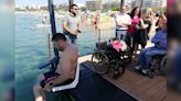El sistema de baño para personas con movilidad reducida en la playa de Palamós: un chapuzón autónomo