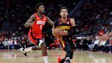 Young suma 30 puntos y 14 asistencias; Hawks vencen 134-127 a Rockets