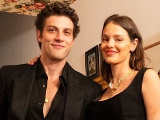 Laura Neiva resgata primeira foto com Chay Suede e declara: "Muito orgulho"