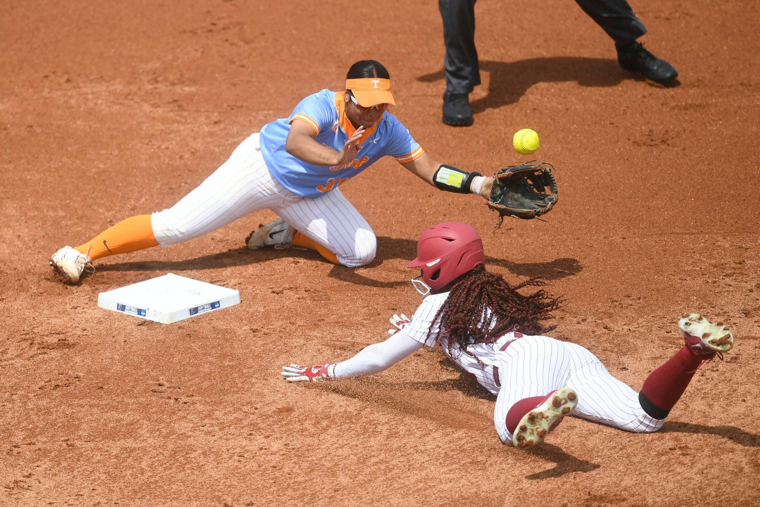 Alabama defeats Lady Vols to tie Knoxville Super Regional