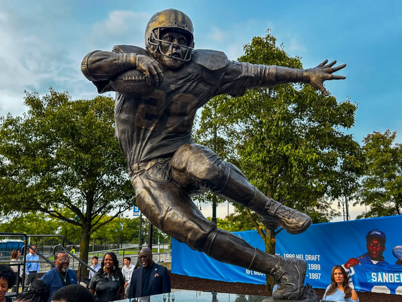 Detroit Lions file motion for Barry Sanders statue lawsuit to be dismissed