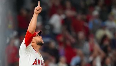 Phillies bolster their bullpen by trading touted pitching prospects for closer Carlos Estévez from the Angels