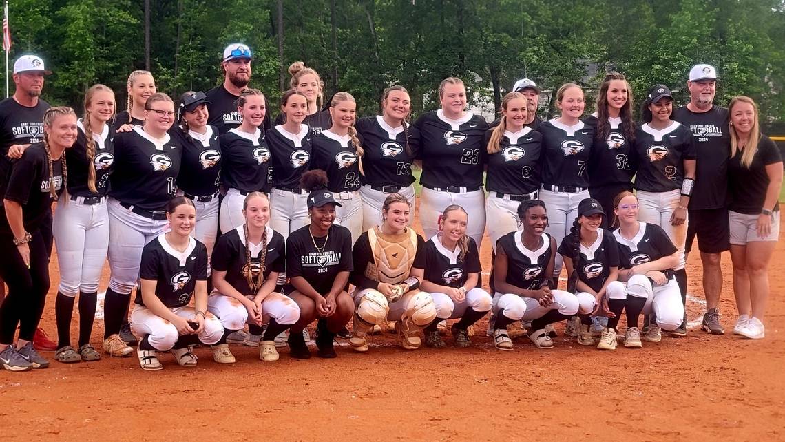 Dominant Gray Collegiate softball rolls into state championship series