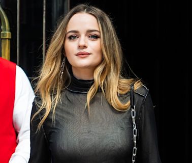 Joey King deslumbra en un diseño de falda midi de latex y transparencias